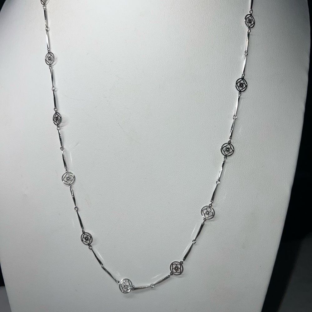 Avon Silver Tone Classic Flower Etch Station Necklace